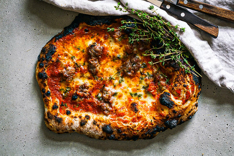 Hot Salsiccia-Pizza mit TOM'S HOT SAUCE nach Wahl