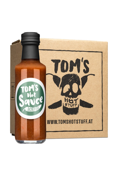 Flasche Hot Sauce „Bonfire" mit grünem Etikett auf weißem Hintergrund mit Kartonschachtel.