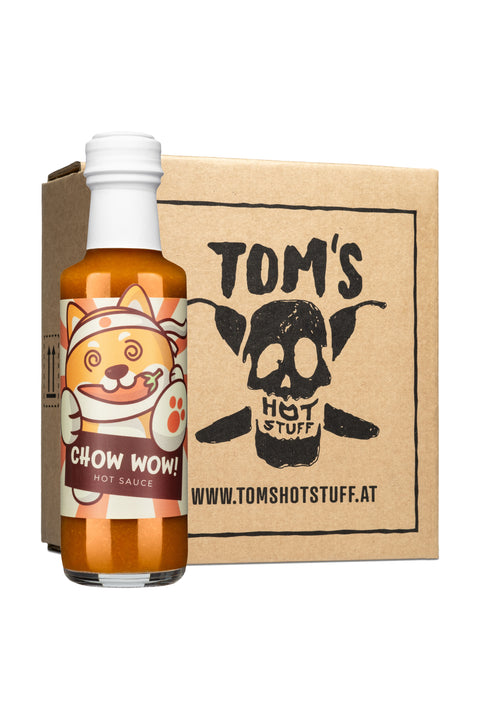 Flasche Hot Sauce „Chow Wow!" mit buntem Etikett auf weißem Hintergrund mit Kartonschachtel.