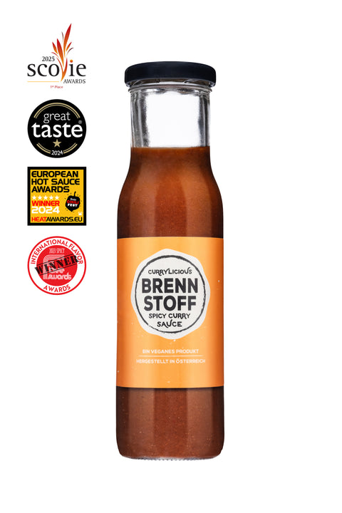 Flasche Brennstoff Spicy Curry Sauce mit orangefarbenem Etikett, umgeben von vier Auszeichnungen für Geschmack und Schärfe.