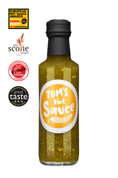 Flasche Hot Sauce „Evergreen" mit gelbem Etikett auf weißem Hintergrund, umgeben von vier Auszeichnungen für Geschmack und Schärfe.