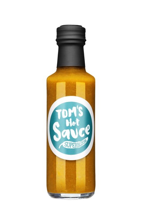 Flasche Hot Sauce „Superbloom" mit türkisem Etikett auf weißem Hintergrund