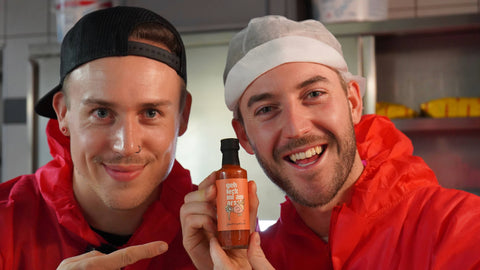 Tommy und Jonny zeigen ihre Hot Sauce „geh leck mi am arsch"