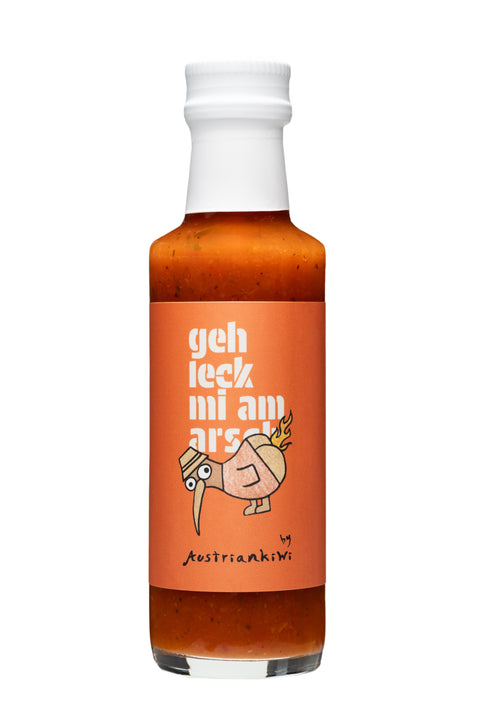 Flasche Hot Sauce „geh leck mi am arsch" mit rotem Etikett auf weißem Hintergrund