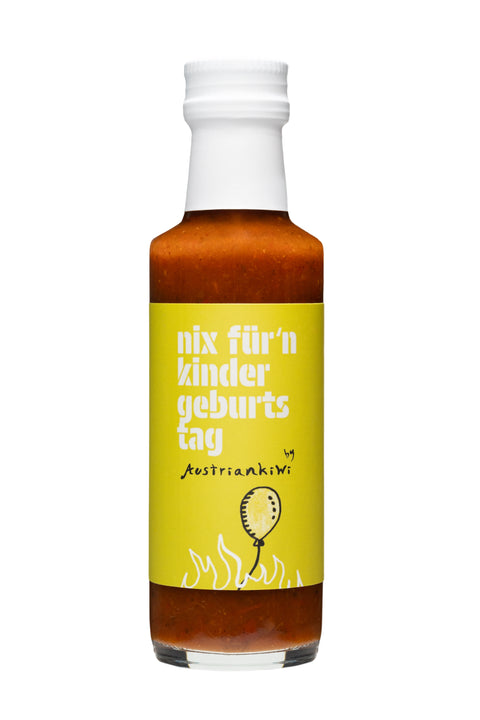 Flasche Hot Sauce „nix für'n kindergeburtstag" mit gelbem Etikett auf weißem Hintergrund