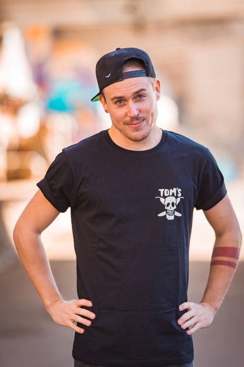 TOM'S T-SHIRT (BLACK MIT BACKPRINT)