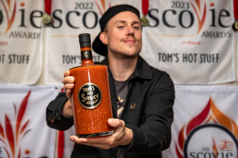 Rekord zum Jubiläum: Österreichs größte Chili-Flasche kommt mit legendärer Weltmeistersauce auf den Markt