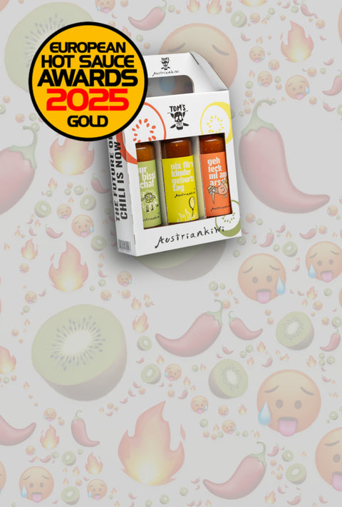 3er-Set scharfer Chilisaucen von AustrianKiwi und TOM'S HOT STUFF in bunter Verpackung, vor Hintergrund mit Kiwi-Scheiben, Chilischoten, Flammen und schwitzenden Emoji-Gesichtern.
